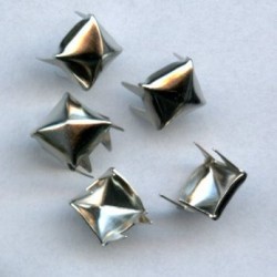 15894 Metaliniai papuošimai - piramidė 6x6x3 mm nikelis/25 vnt.